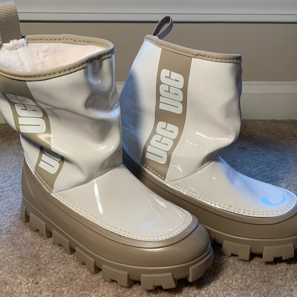 Brand New Classic Uggs 
CLASSIC brellah water repellent boots